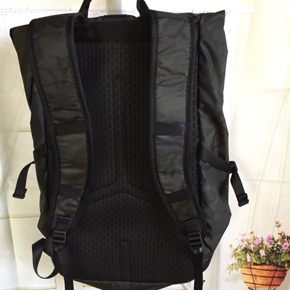 NWT WCGG BLACK LULULEMON NOT LOST BACKPACK - Picture 3 of 4